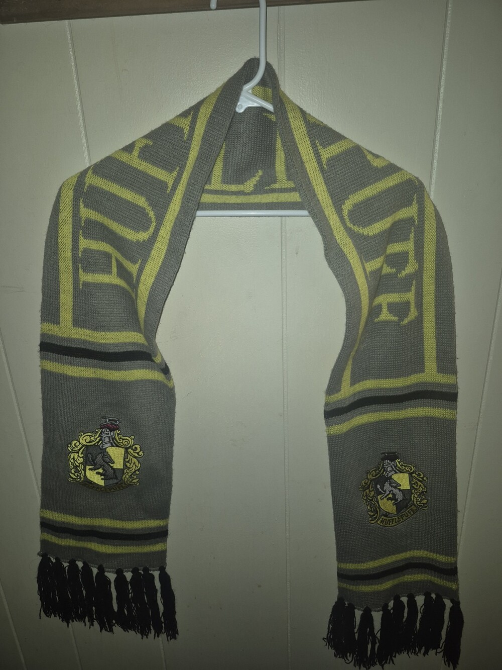 Universal Orlando HARRY POTTER HUFFLEPUFF scarf 8 x 62